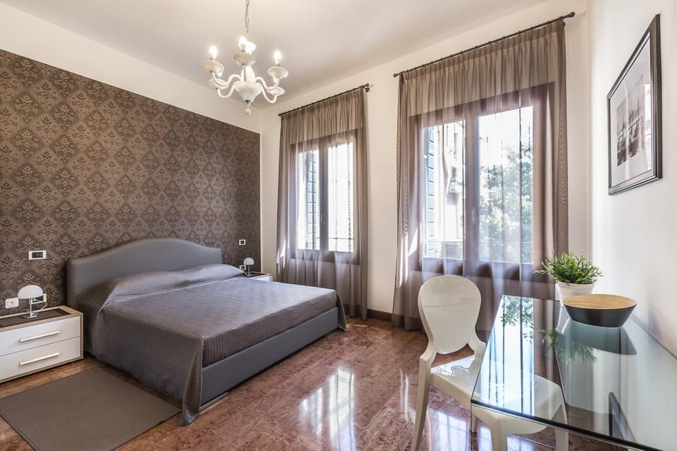 View (from property/room), Other, Photo of the whole room, Decorative detail, Bedroom, City view, Quiet street view