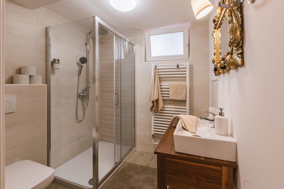 Shower, Toilet, Property building, Bathroom, towels