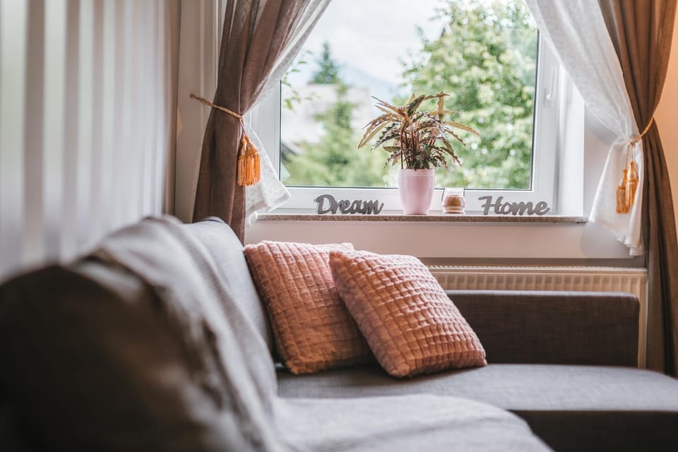Property building, Bed, Living room, Photo of the whole room, Seating area
