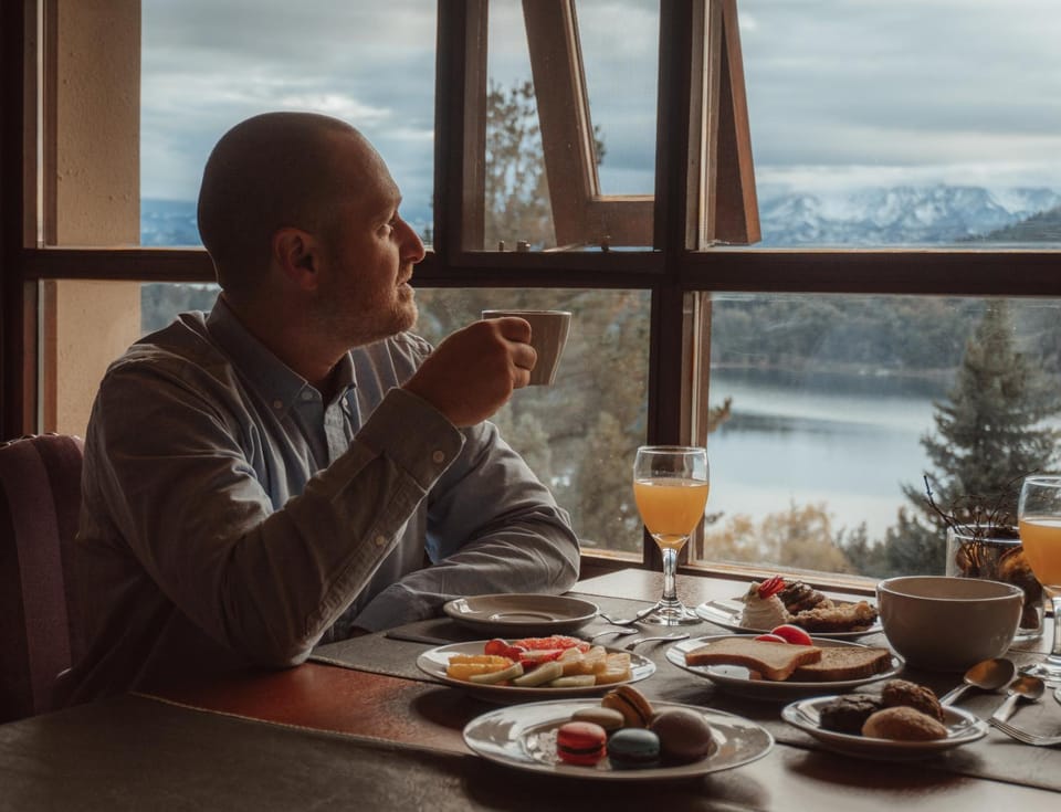 Restaurant/places to eat, Natural landscape, Food and drinks, Lake view, Mountain view, Breakfast, Drinks