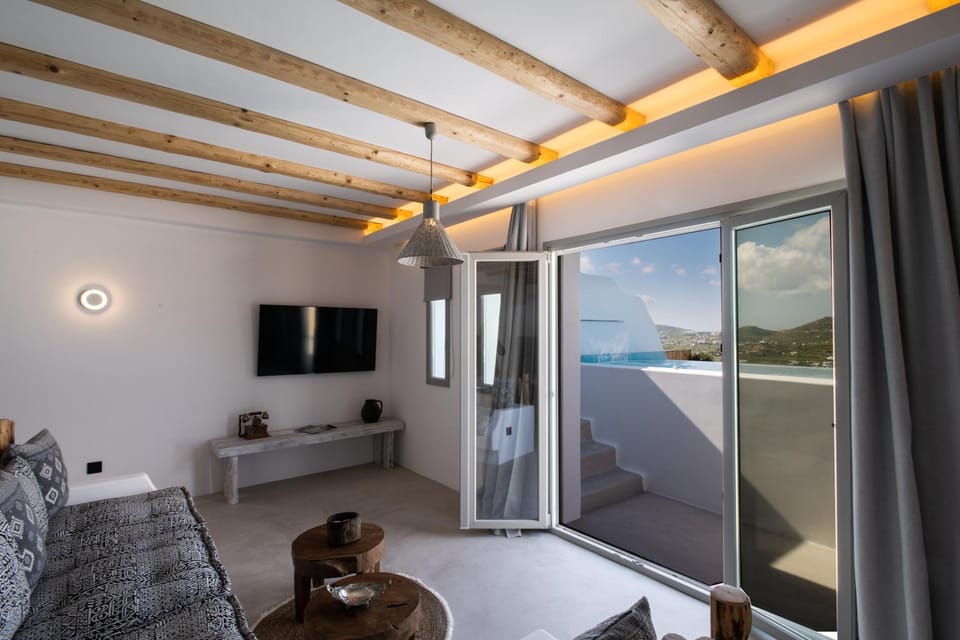 TV and multimedia, Balcony/Terrace, Living room, Seating area, Pool view, Swimming pool
