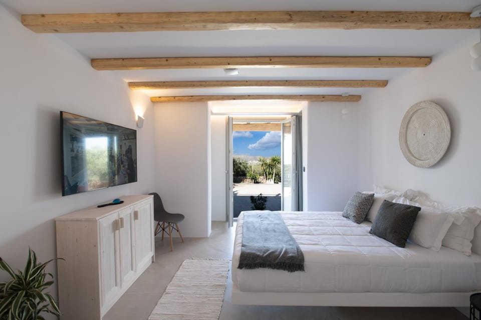 Bed, TV and multimedia, View (from property/room), Photo of the whole room, Bedroom, City view, Garden view, microwave, wardrobe