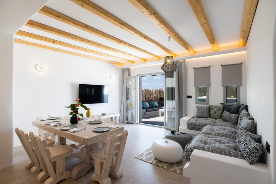 TV and multimedia, View (from property/room), Living room, Seating area, Dining area, Food, Pool view