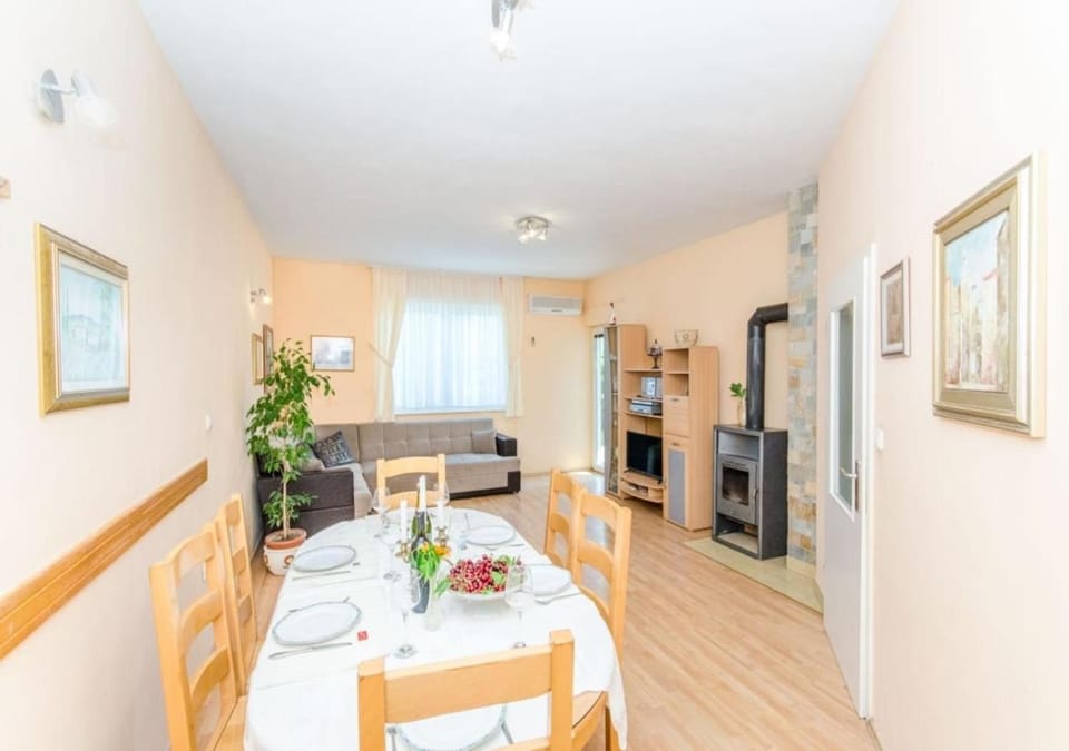 Coffee/tea facilities, Kitchen or kitchenette, Dining area