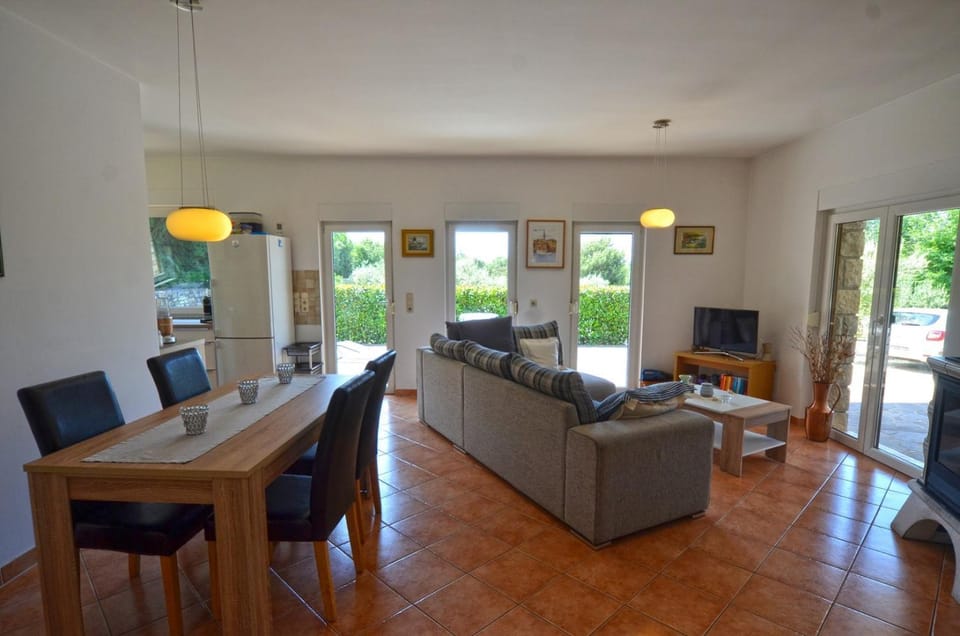 TV and multimedia, Living room, Dining area