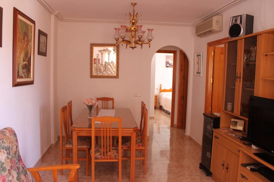 Communal lounge/ TV room, TV and multimedia, Living room, Seating area, Dining area, air conditioner