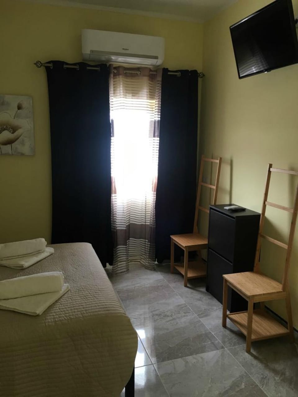Bed, TV and multimedia, Photo of the whole room, air conditioner