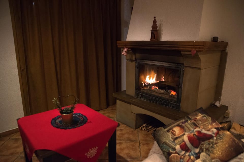 Seating area, fireplace
