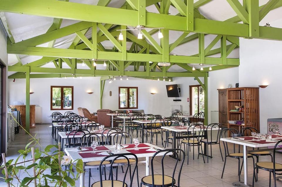 Restaurant/places to eat, Lounge or bar