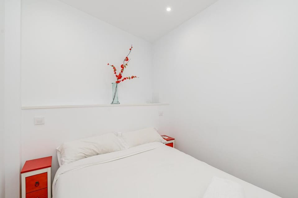 Bed, Decorative detail, Decorative detail