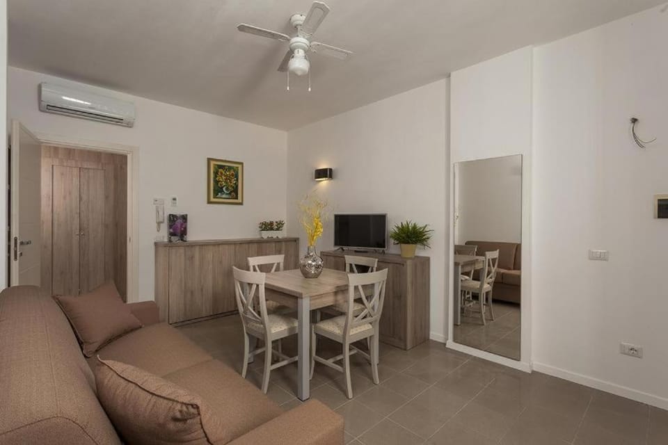 Living room, Dining area, air conditioner