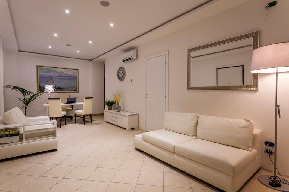 Communal lounge/ TV room, Lobby or reception