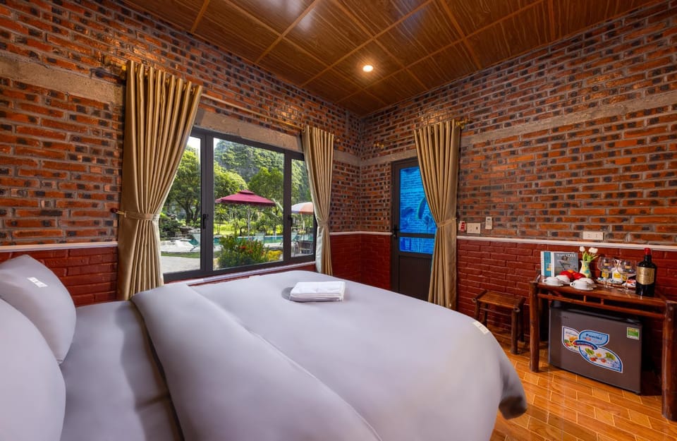 Bed, Photo of the whole room, Seating area, Bedroom