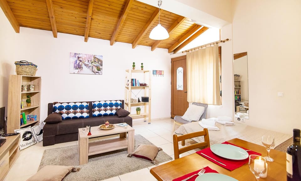 Bed, Photo of the whole room, Seating area, Bedroom