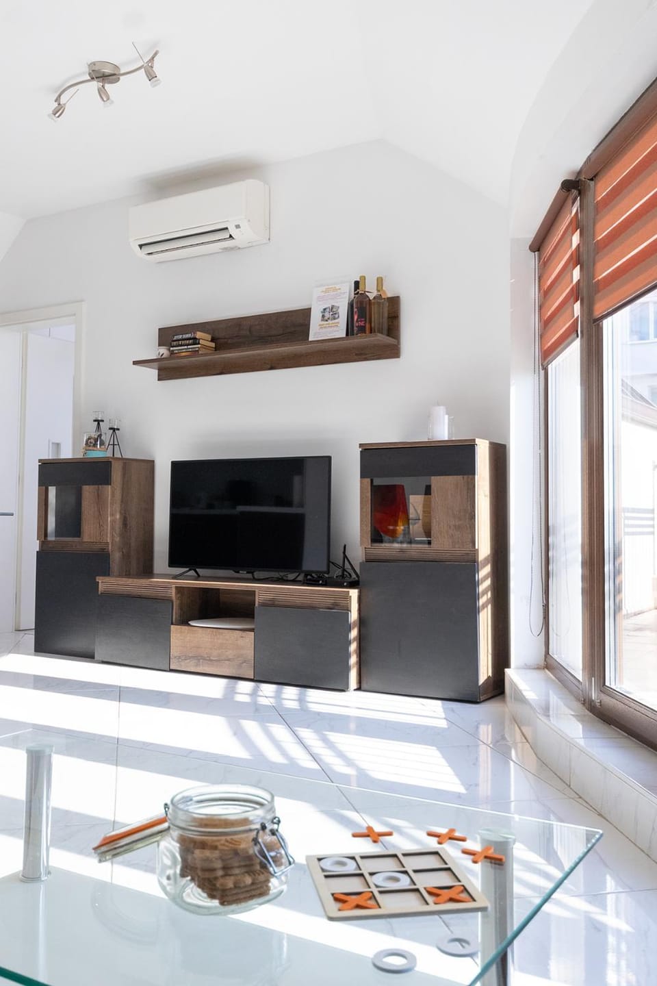 Communal lounge/ TV room, Living room, air conditioner