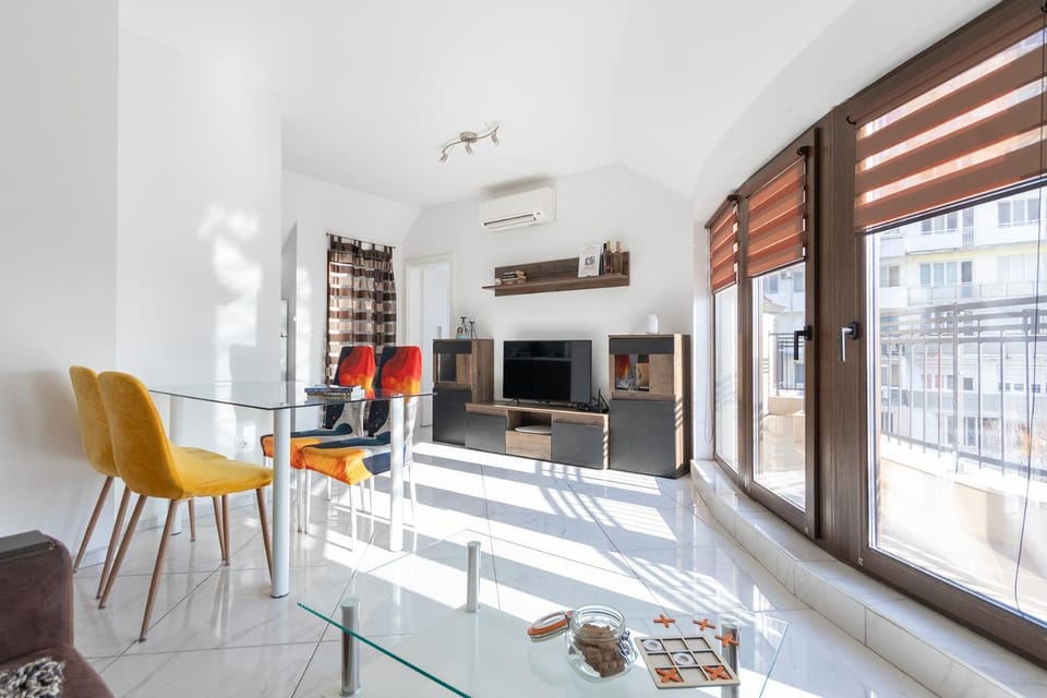 Communal lounge/ TV room, Living room, Dining area, air conditioner