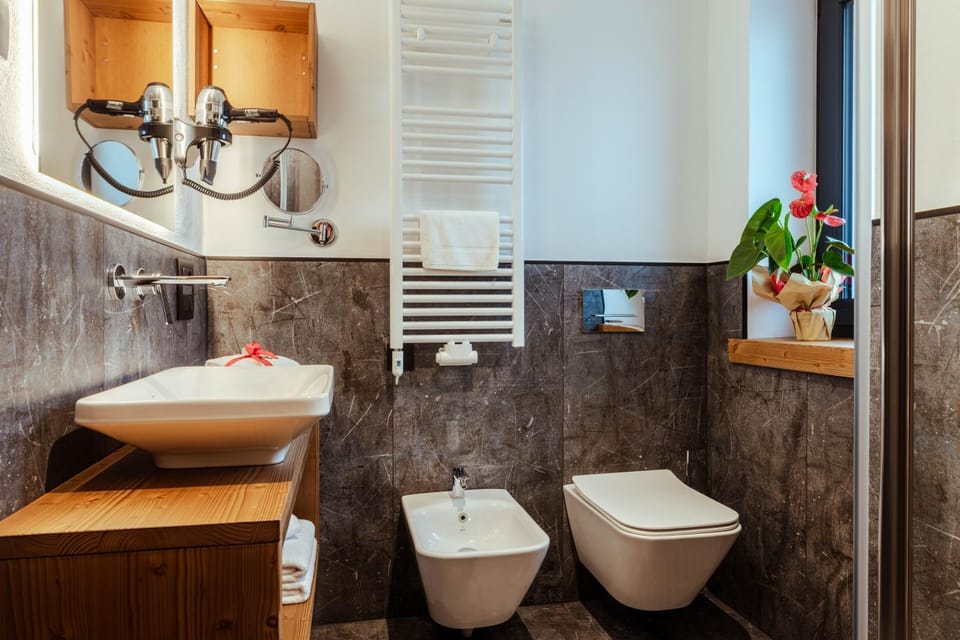 Toilet, Bathroom, Floor plan, bidet, hair dresser, heating, internet