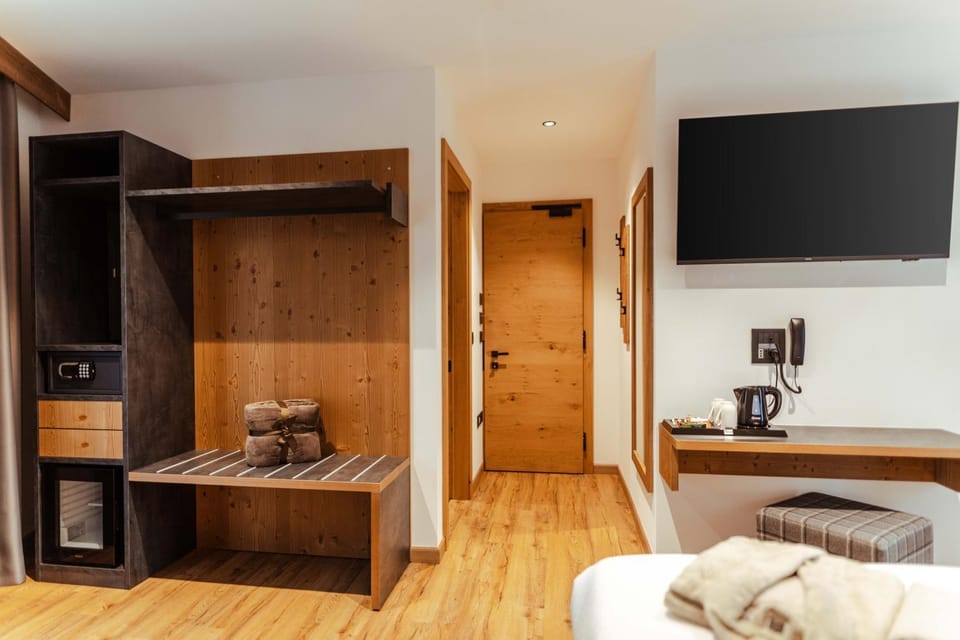 TV and multimedia, Coffee/tea facilities, Photo of the whole room, hair dresser, oven, safe
