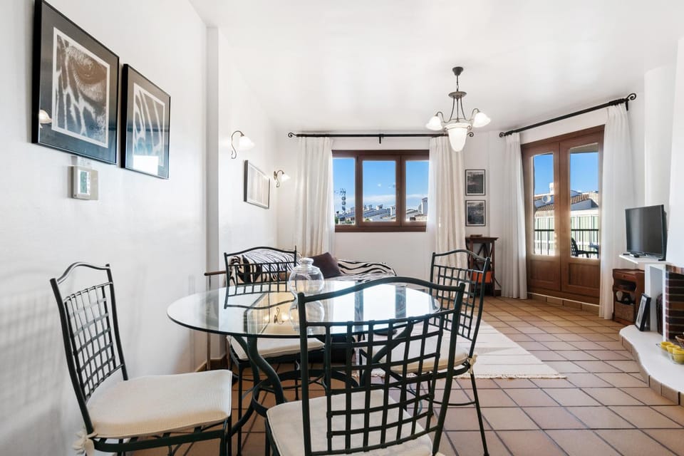 TV and multimedia, Living room, Seating area, Dining area