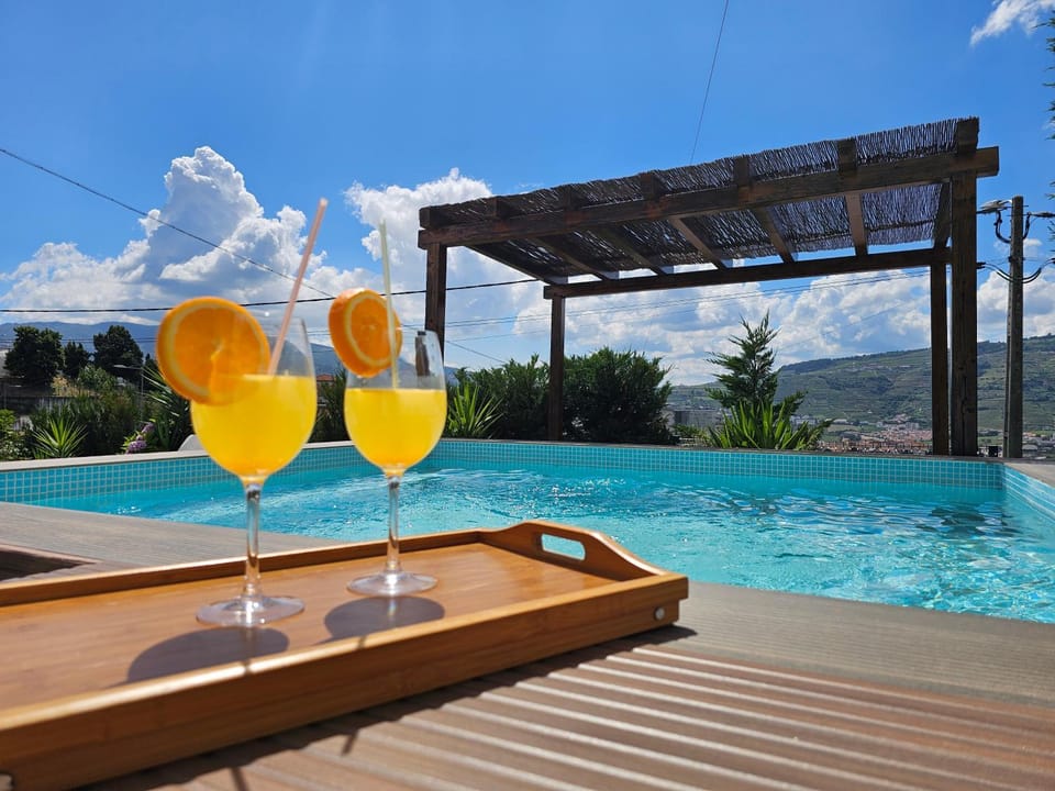 Property building, Day, Mountain view, Pool view, Swimming pool, Drinks