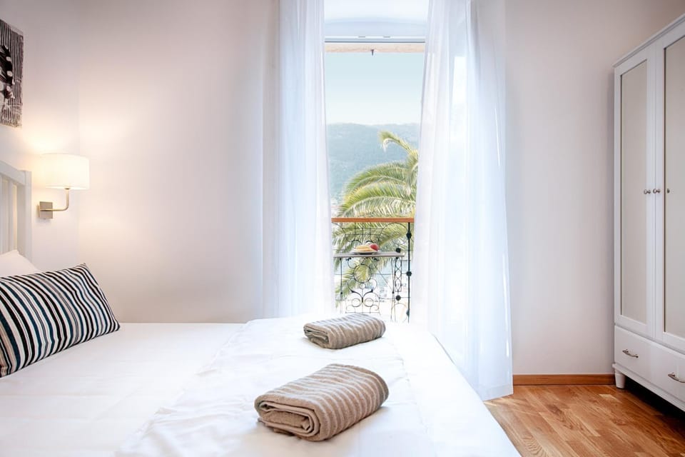 Seafront rooms Koluna Bed and Breakfast in Komiža