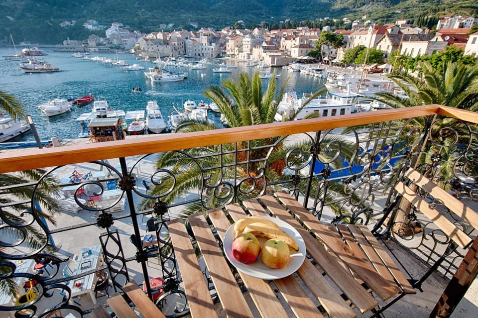 Seafront rooms Koluna Bed and Breakfast in Komiža