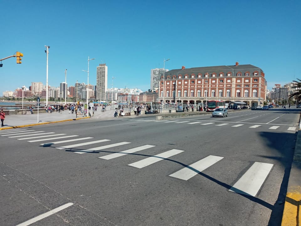 1 Ambiente PLENO CENTRO-1 cuadra CASINO-PEATONAL-Playa PUNTA IGLESIAS-POPULAR Apartment in Mar del Plata