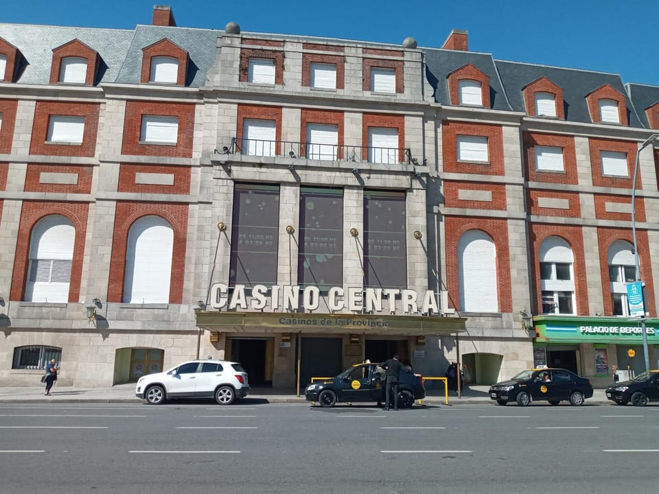 1 Ambiente PLENO CENTRO-1 cuadra CASINO-PEATONAL-Playa PUNTA IGLESIAS-POPULAR Apartment in Mar del Plata