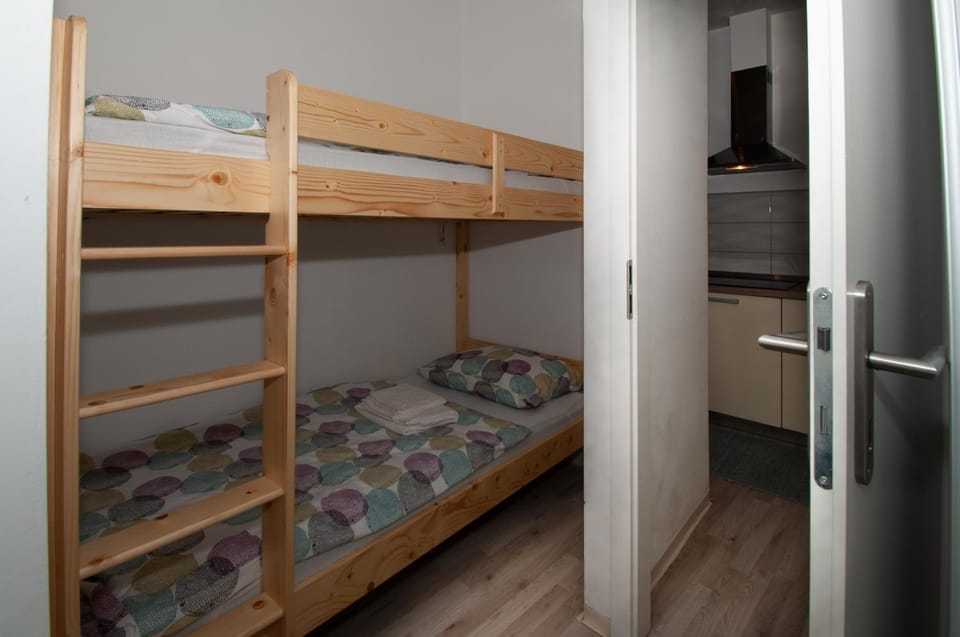 Bedroom, bunk bed