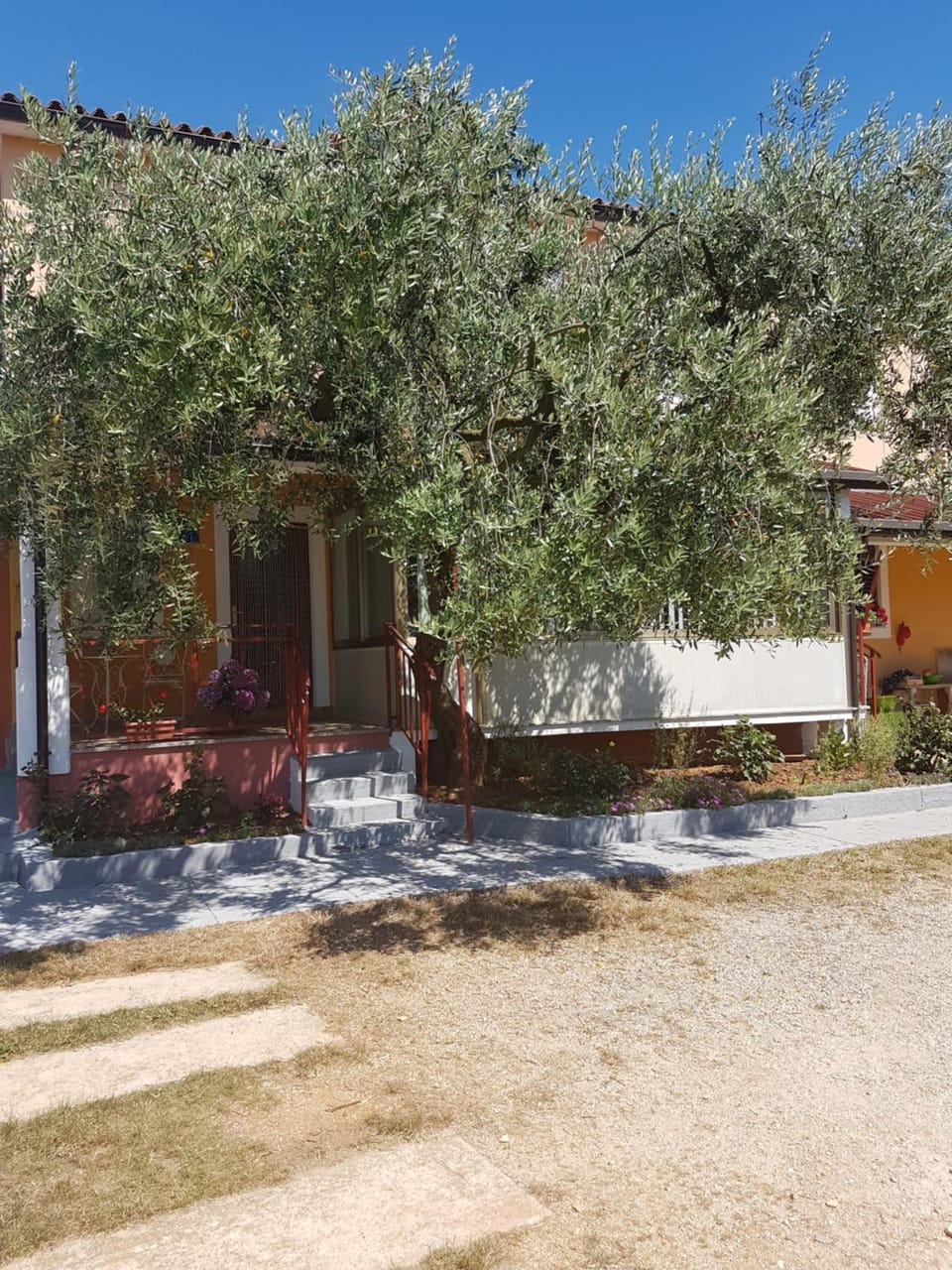 Facade/entrance