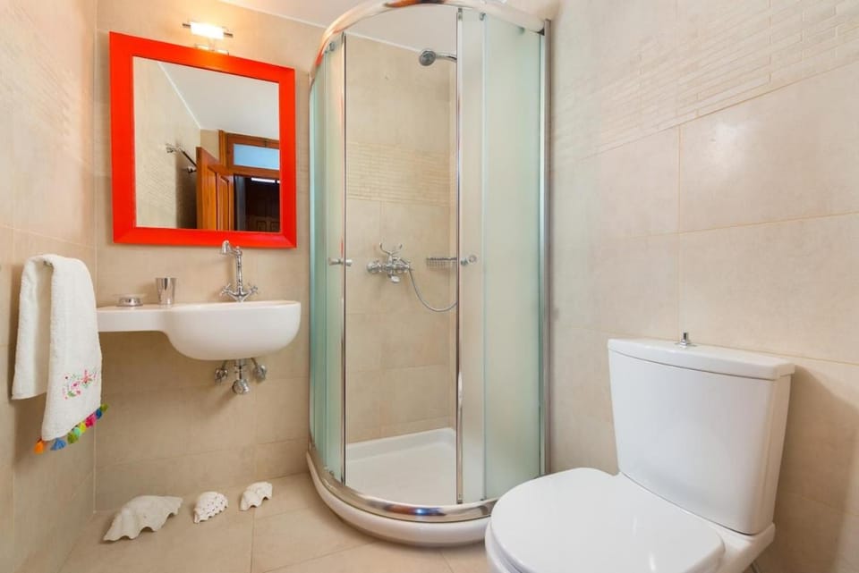 Shower, Toilet, Bathroom, towels