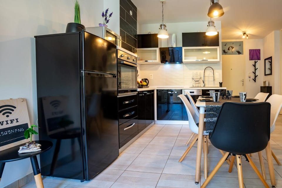 Dining area, kitchen