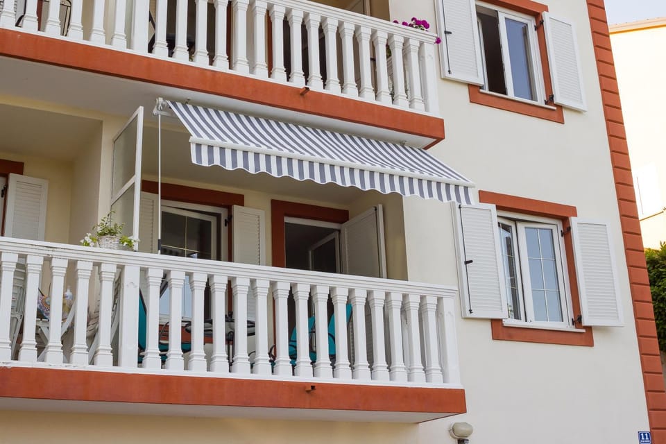 Property building, Day, Balcony/Terrace