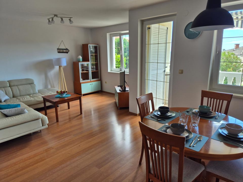 Living room, Seating area, Dining area, air conditioner