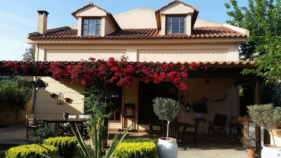 Property building, Patio, Facade/entrance, Garden