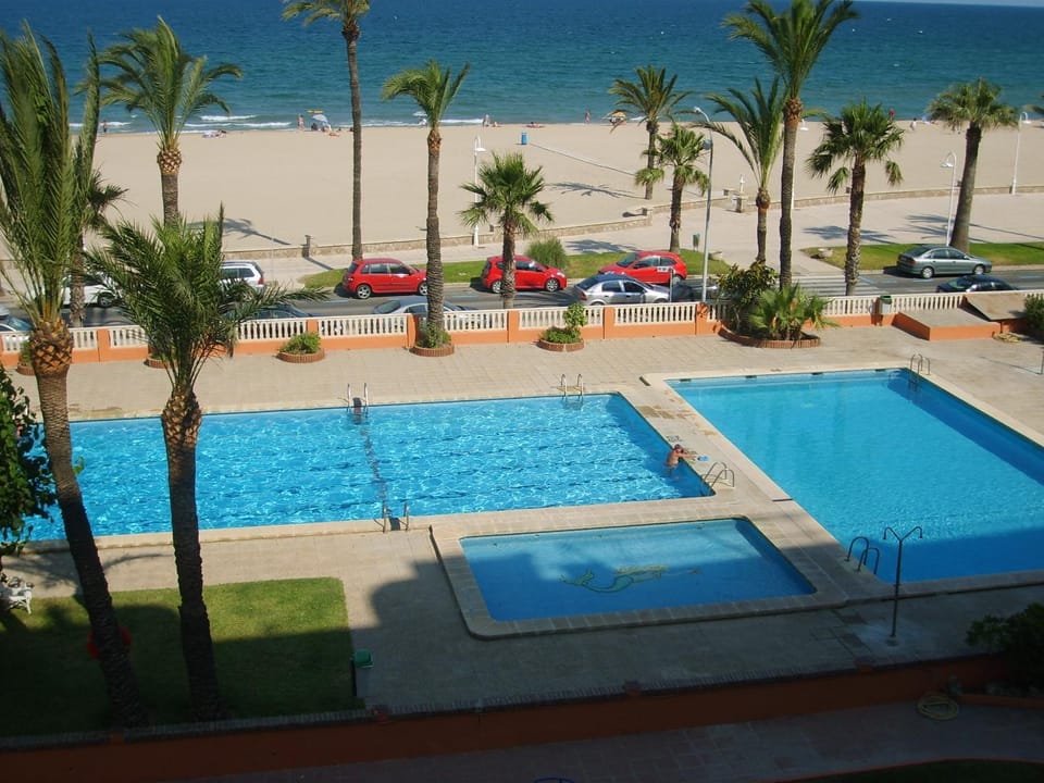 Apartamento 1ª linea de playa con piscina en edificio Albatros II Apartment in Peniscola