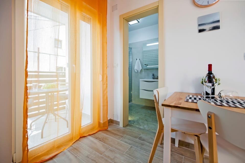 Bathroom, Balcony/Terrace, Seating area, Dining area