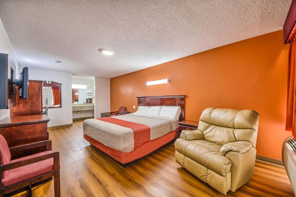 Bed, TV and multimedia, Photo of the whole room, Seating area, Bedroom