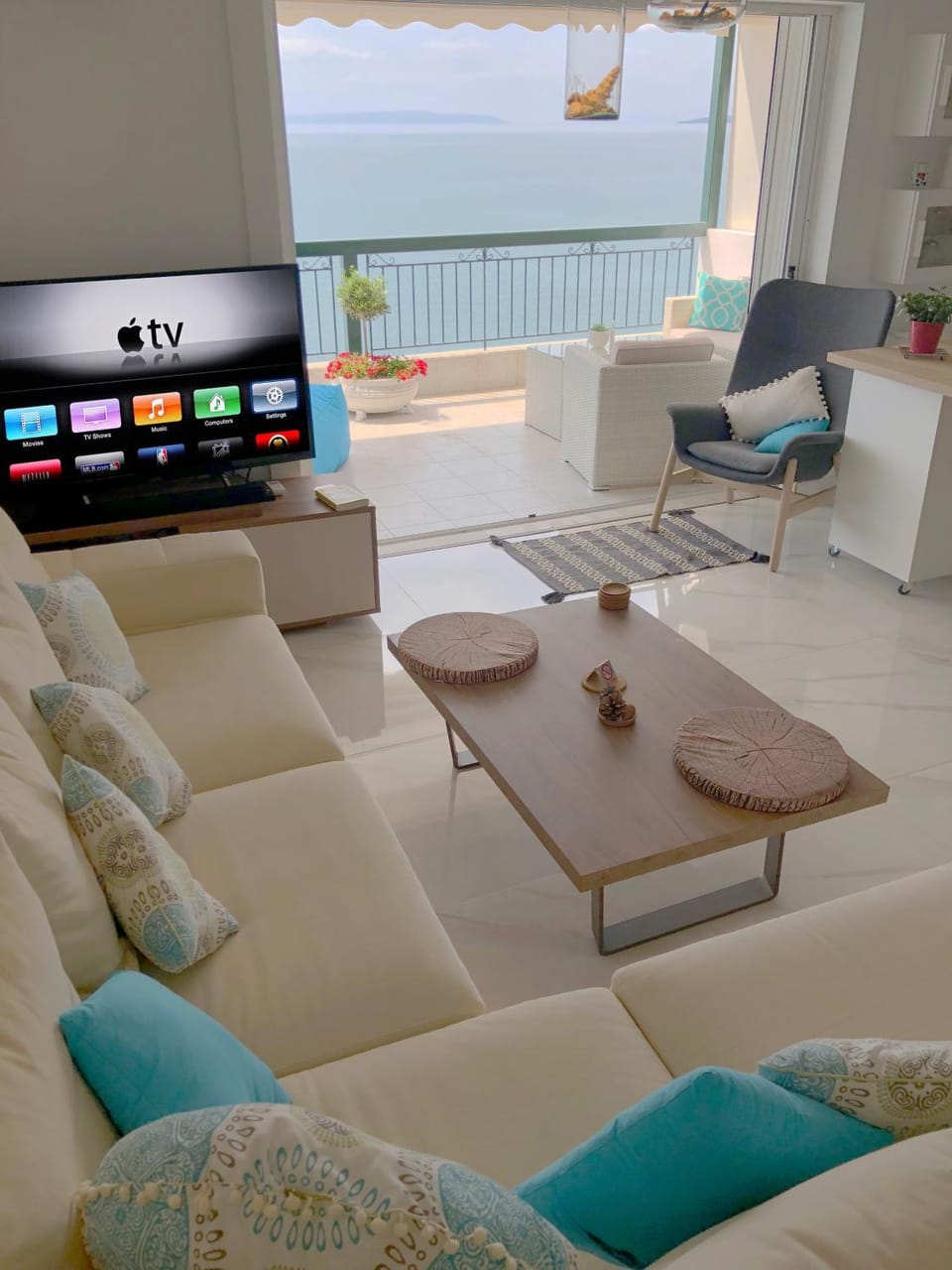 Communal lounge/ TV room, Living room, Seating area, Mountain view, Sea view