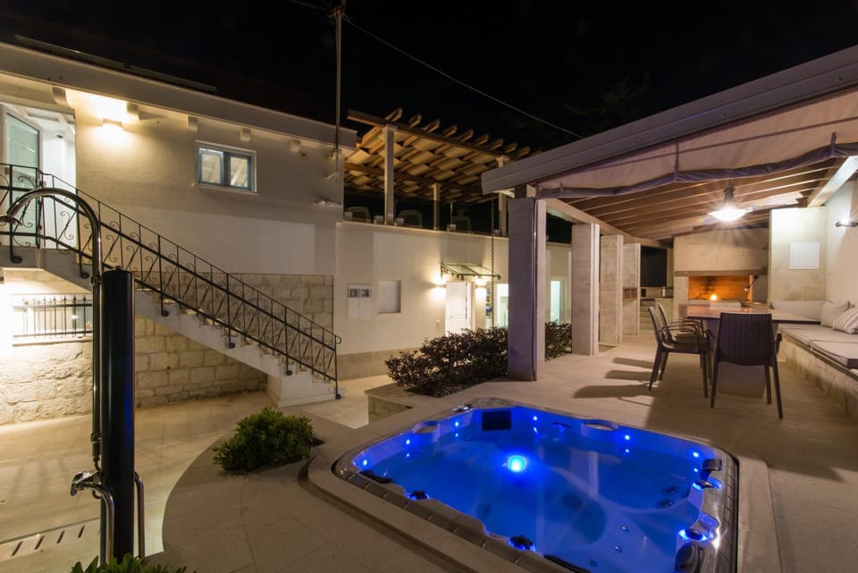 Shower, Patio, BBQ facilities, Garden, Balcony/Terrace, Seating area