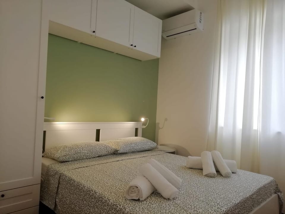 Photo of the whole room, air conditioner