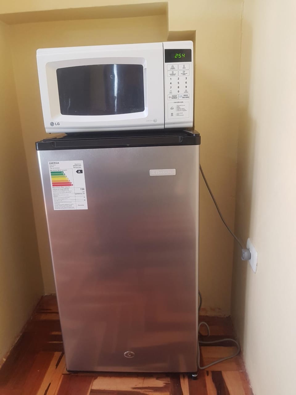 minibar, oven