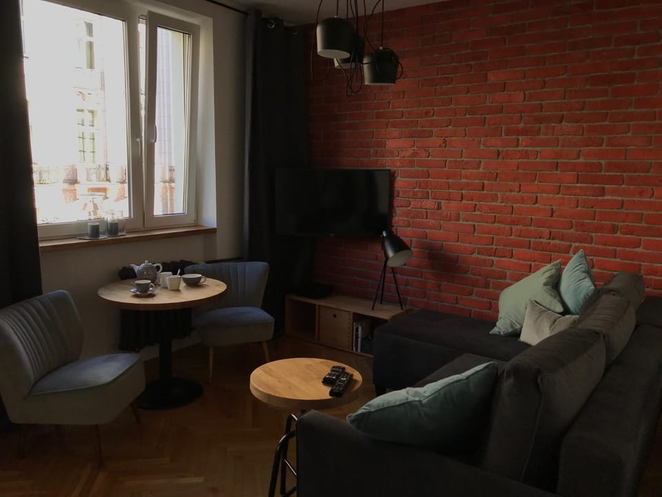 Day, Summer, TV and multimedia, Living room, Photo of the whole room, Seating area, Dining area, Food
