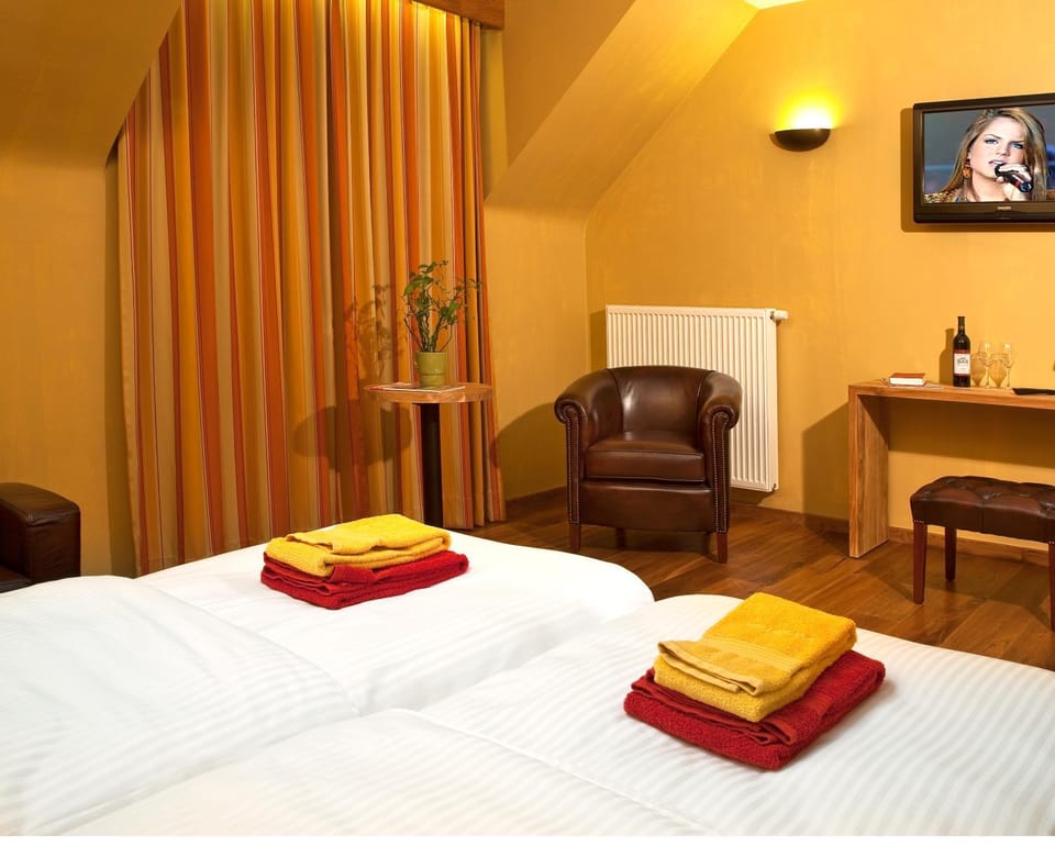 Bed, Photo of the whole room, Bedroom, towels