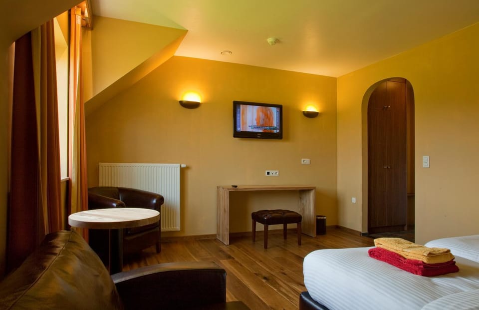 Bed, TV and multimedia, Photo of the whole room, Seating area, Bedroom, hair dresser