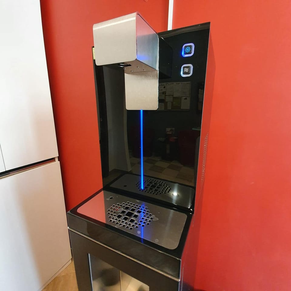 Kitchen or kitchenette, minibar