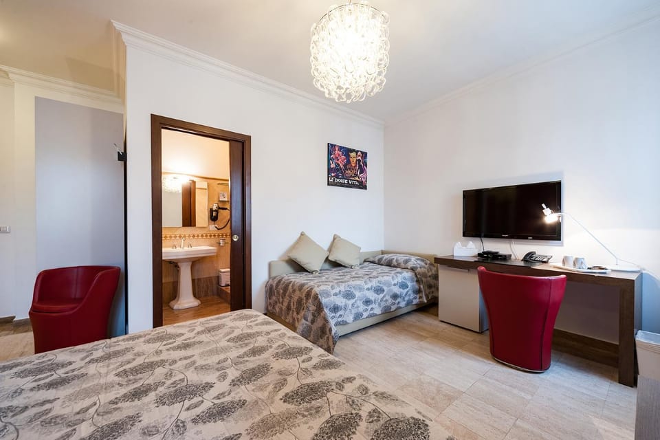 Bed, TV and multimedia, Photo of the whole room, Bedroom