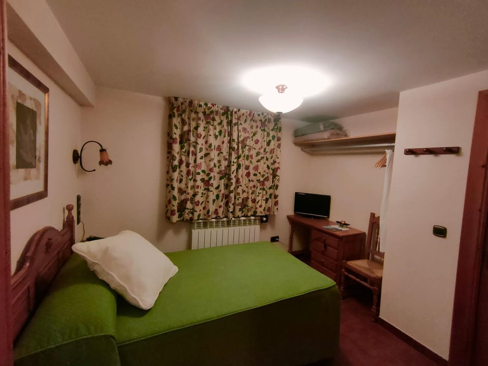 Hostal Las Grullas Bed and Breakfast in Aragon