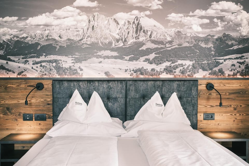 Bed, Photo of the whole room, Decorative detail, Bedroom, Mountain view