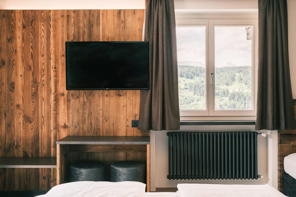 TV and multimedia, Photo of the whole room, Bedroom